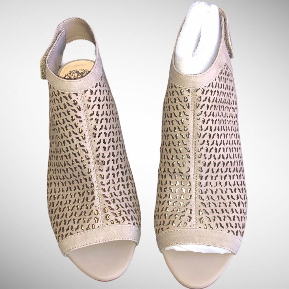 New in Box Vince Camuto Dastana Peep Toe, Hippo Grey Size 8M